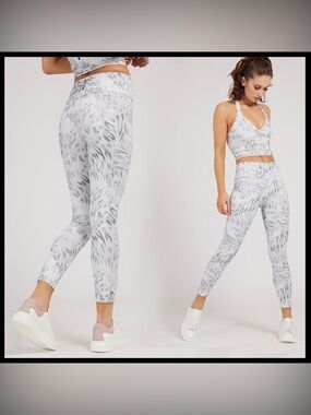 New Guess Erin Leggings Animal Print Purple White Size Small